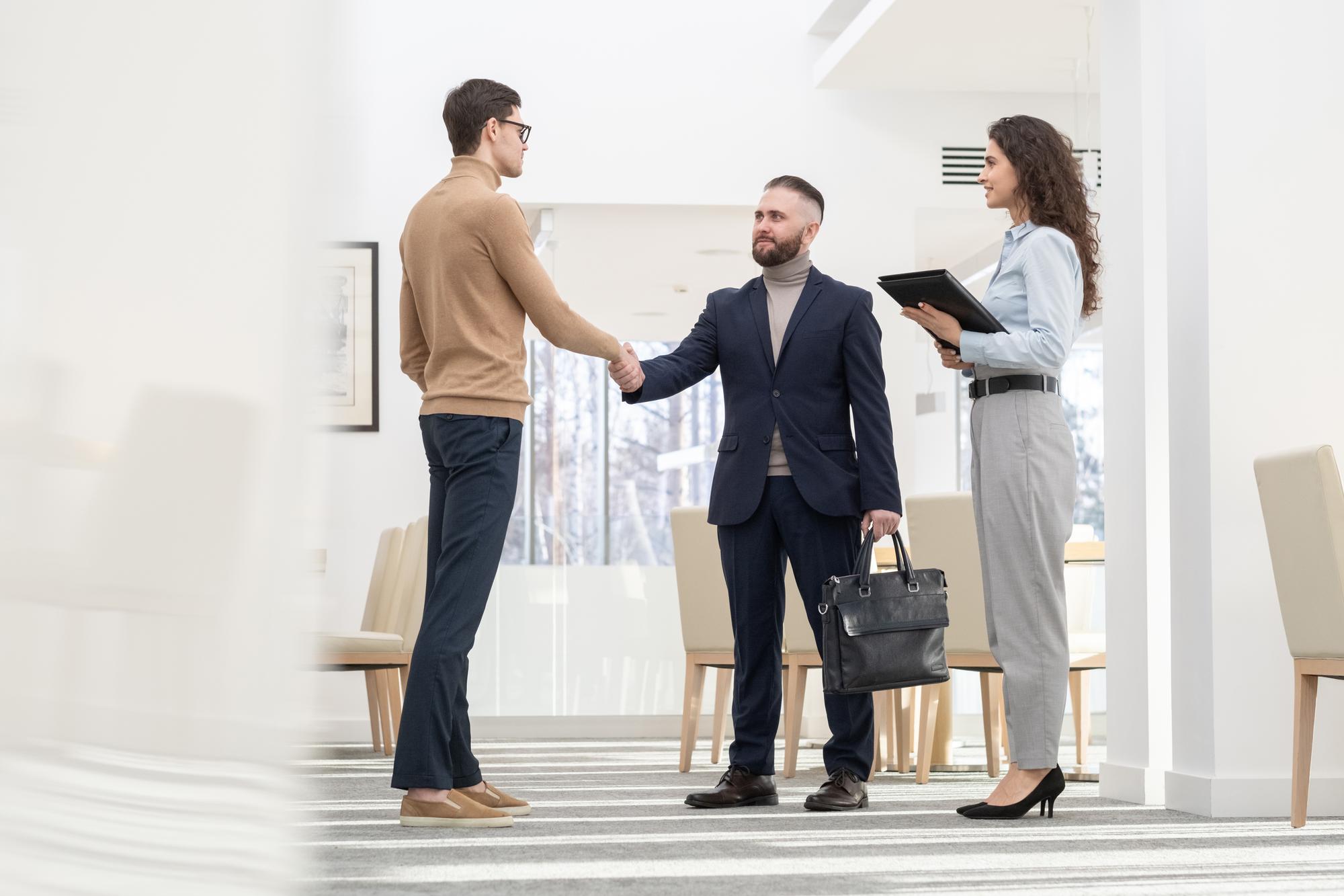 Agent primind client pentru evaluare în fața unui apartament